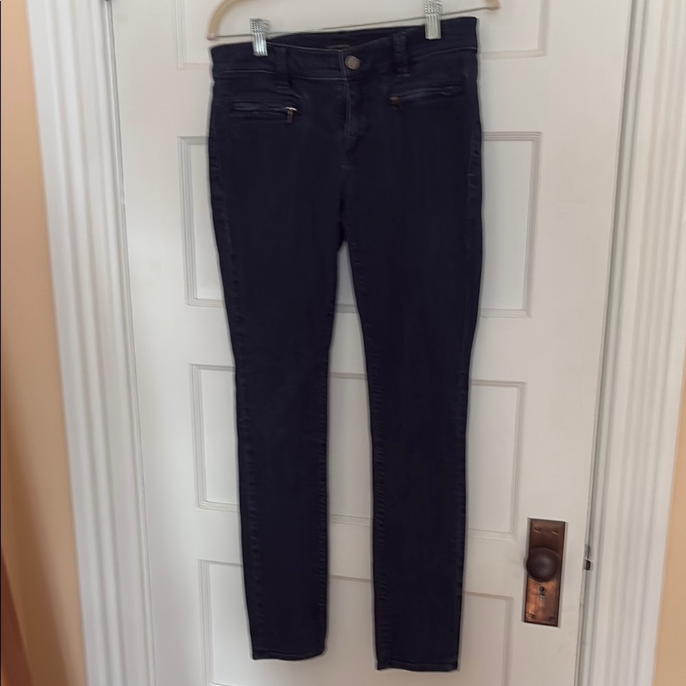 Vintage Ann Taylor Blue Skinny Jeans. Size 8. Two small front zipping pockets.